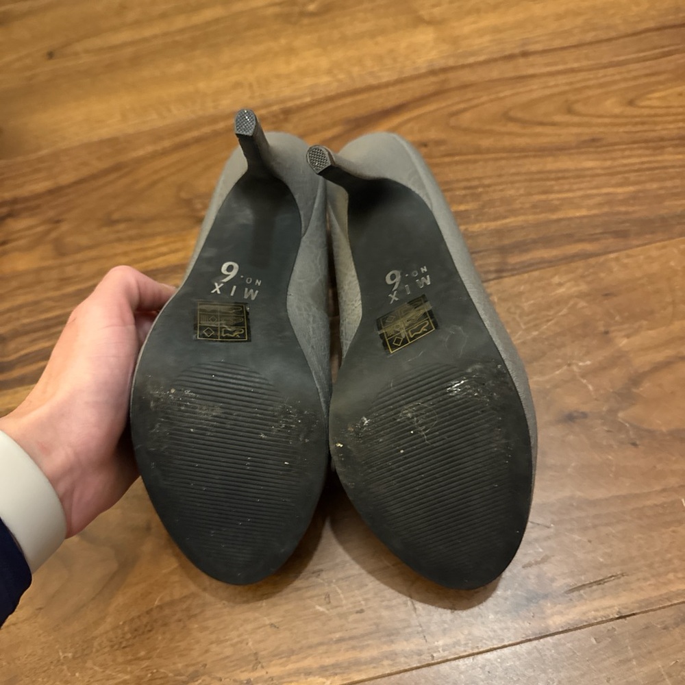 gray high heels - Picture 3 of 4